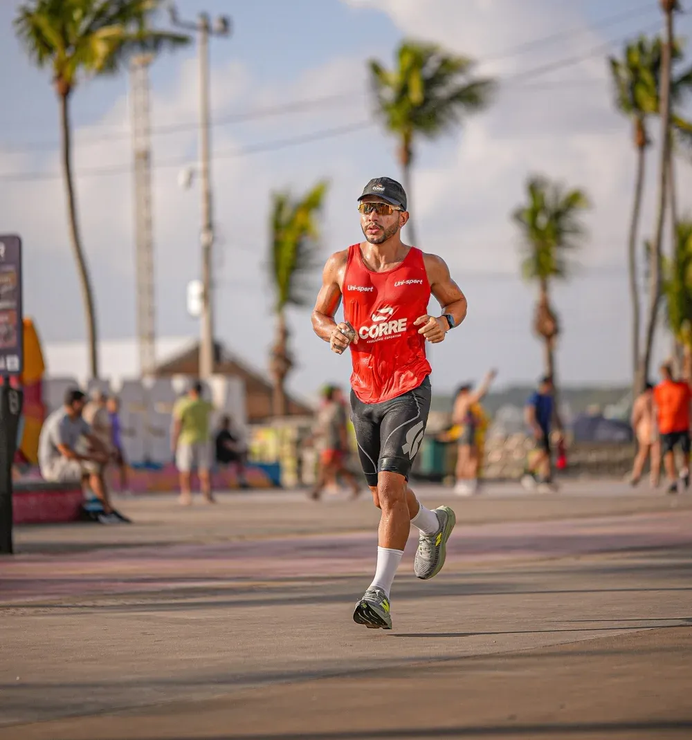 Atleta da Corre Assessoria em treino na Orla de Cabo Branco